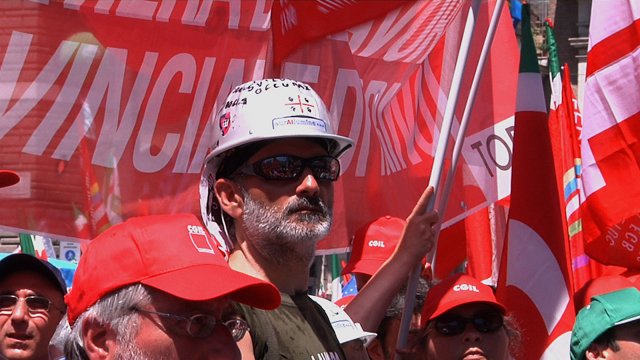 Union worker protesting in Rome's Piazza del Popolo