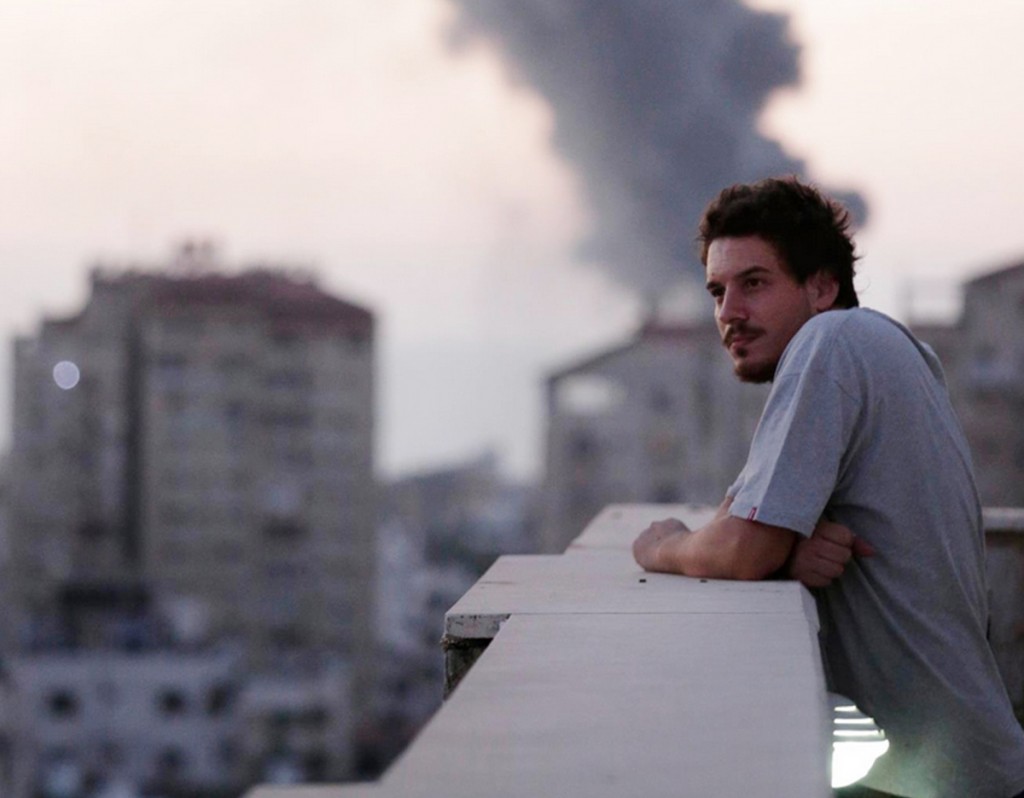 Simone Camilli sul balcone dell’ufficio di AP a Gaza. Foto di Lefteris Pitarakis – AP