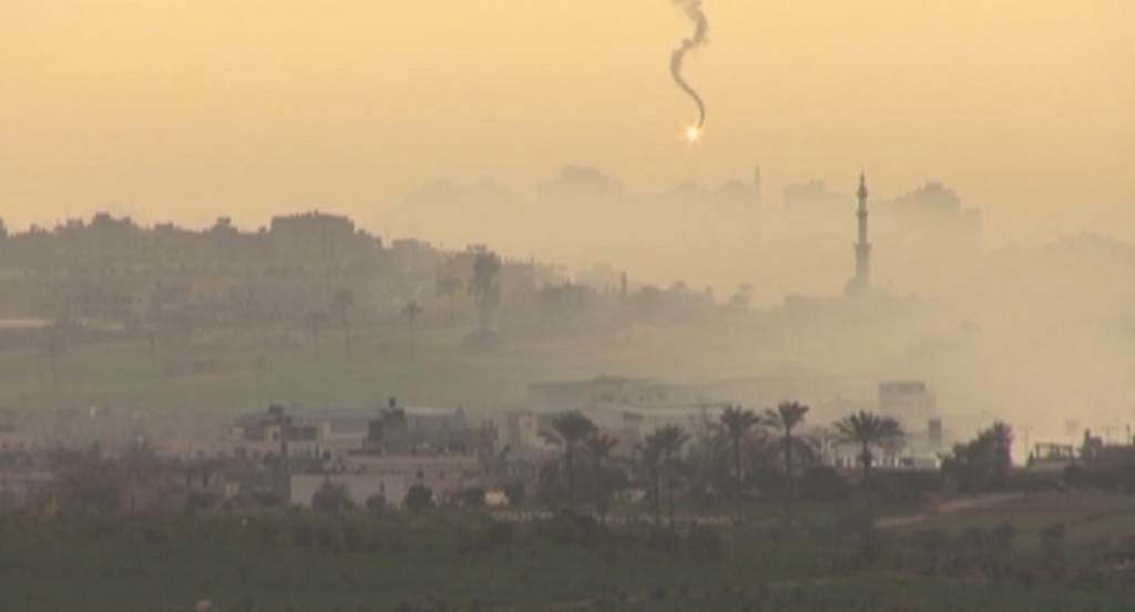 Fermo immagine di una bomba israeliana che cade su Gaza ripresa da Simone Camilli