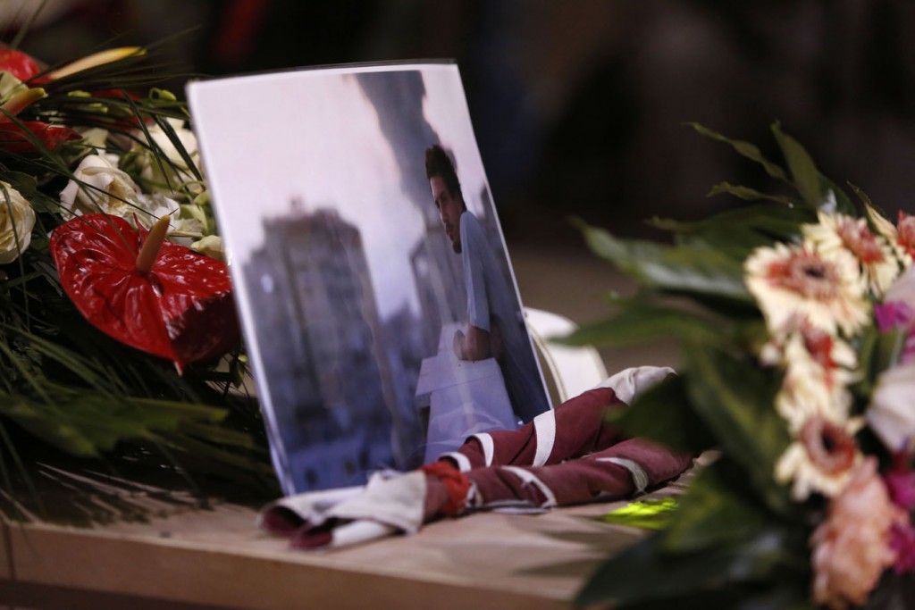 La stessa foto posta sulla bara di Simone durante il funerale a Pitigliano, in Toscana. 15 agosto 2014. Foto di Riccardo De Luca – AP