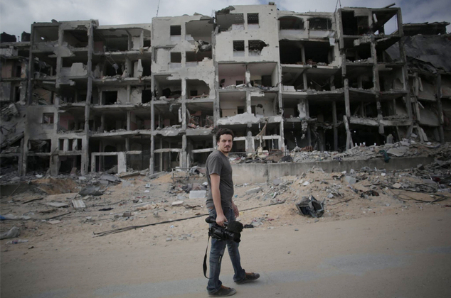 Videogiornalista di Associated Press Simone Camilli a Beit Lahiya, Gaza. Foto: Khalil Hamra – AP